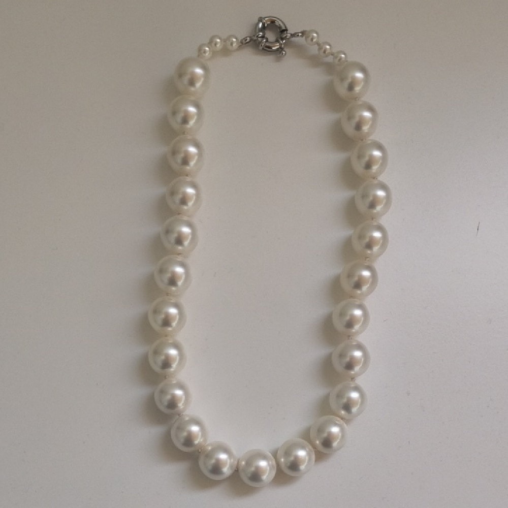 Elegant White Faux Gumball Pearl Necklace